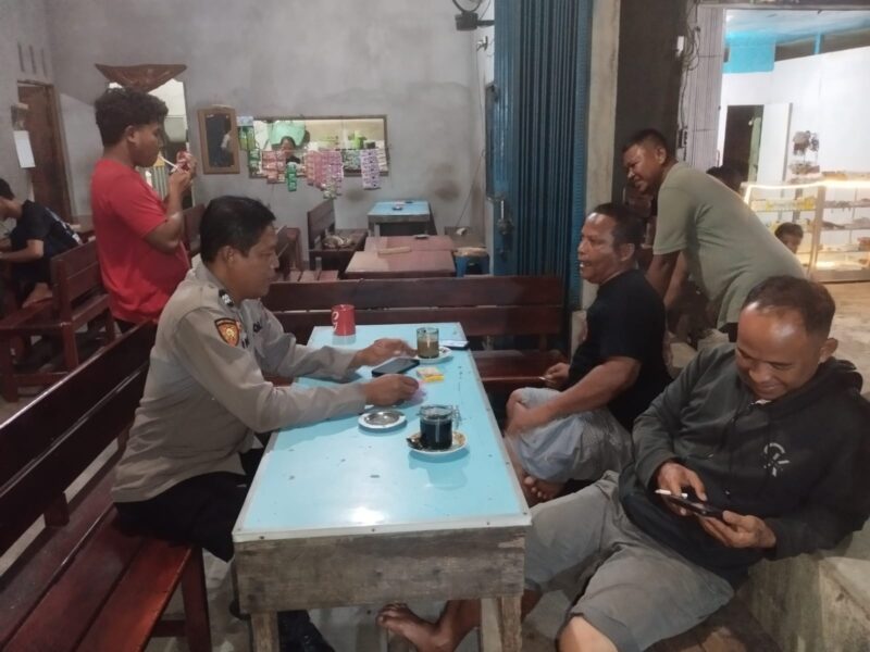 Sentuhan Humanis Polisi Mandor, Sapa Warga dan Jaga Keamanan Malam