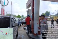 Aksi Humanis Polisi di SPBU: Edukasi Warga Saat Isi Bensin