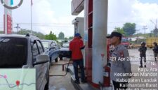 Aksi Humanis Polisi di SPBU: Edukasi Warga Saat Isi Bensin