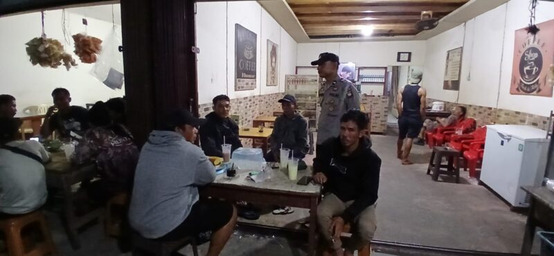 Polisi Turun Langsung, Patroli Malam di Mandor Ciptakan Rasa Aman di Tengah Warga