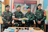 Kasrem 121/Abw Selaku Wadankolakops Wakili Dankolakops Terima Hasil Penyelundupan Narkotika Jenis Ekstasi Sejumlah 1.664 Butir dari Satgas Pamtas RI-Malaysia