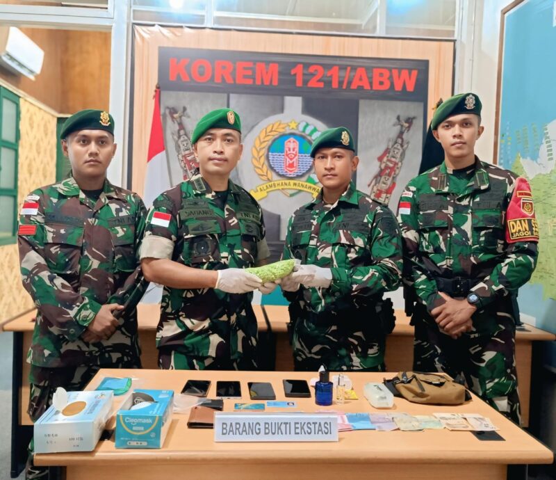 Kasrem 121/Abw Selaku Wadankolakops Wakili Dankolakops Terima Hasil Penyelundupan Narkotika Jenis Ekstasi Sejumlah 1.664 Butir dari Satgas Pamtas RI-Malaysia