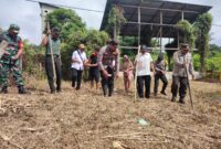 Polsek Sokan Bersama TNI dan Petani Optimalkan Lahan dengan Jagung Hibrida