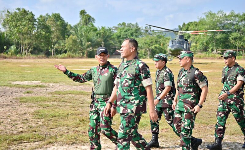Danrem 121/Abw Dampingi Asops Kasad Kunjungi Daerah Latihan Desa Nanga Bugau, Kec. Ketungau Hulu Kalimantan Barat