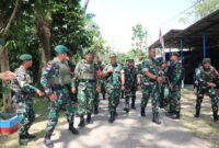 Asops Kasad Mayjen TNI Aminton Manurung Tinjau Satgas Pamtas di Entikong