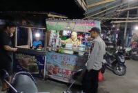 Polisi Sambangi Penjual Es Saat Patroli Malam di Mandor, Situasi Aman