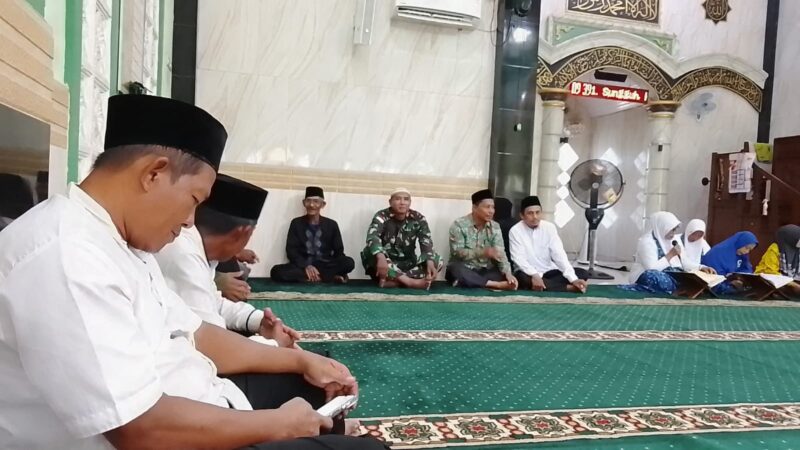 Jalin Silaturahmi, Anggota Koramil 06/Selakau Hadiri Kegiatan Majlis Taklim di Wilayah Binaan