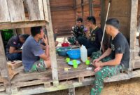 Hangatkan Kebersamaan di Tengah Hujan, Satgas TMMD Ke-128 Kodim 1204/Sanggau Nikmati Bubur Kacang Hijau Bersama Warga