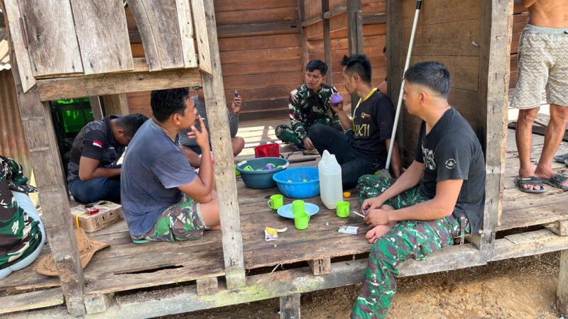 Hangatkan Kebersamaan di Tengah Hujan, Satgas TMMD Ke-128 Kodim 1204/Sanggau Nikmati Bubur Kacang Hijau Bersama Warga