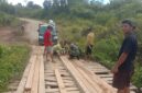 Wujudkan Kepedulian, Kodim 1209/Bengkayang Bersama Warga Rehab Jembatan Penghubung Antardesa