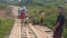 Wujudkan Kepedulian, Kodim 1209/Bengkayang Bersama Warga Rehab Jembatan Penghubung Antardesa