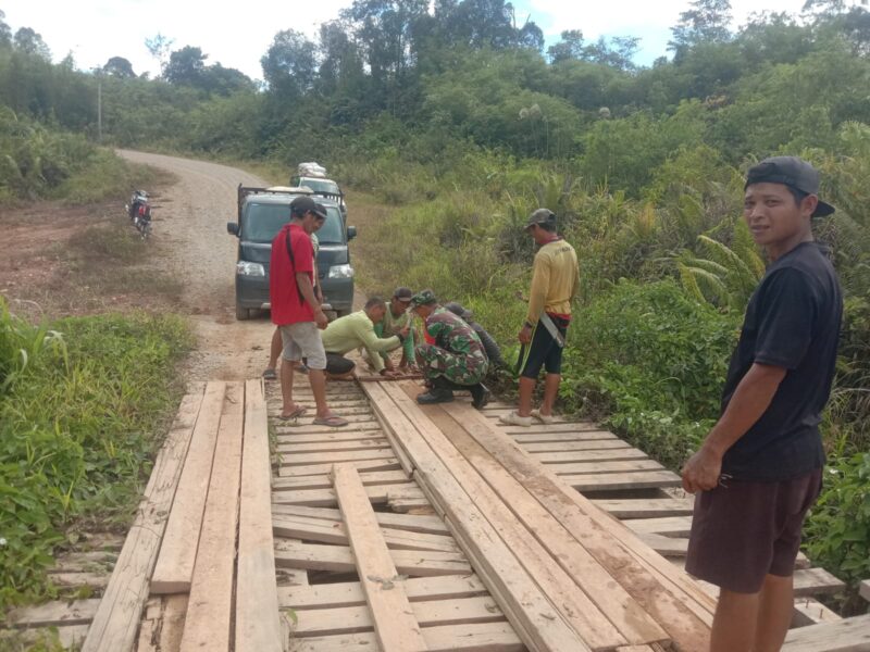Wujudkan Kepedulian, Kodim 1209/Bengkayang Bersama Warga Rehab Jembatan Penghubung Antardesa