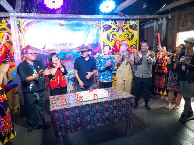 Kapolsek Sengah Temila Hadir di Naik Dango, Budaya Dayak Semakin Bersinar