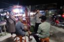 Suasana Hangat di Mandor, Polisi dan Warga Ngobrol Saat Patroli Malam