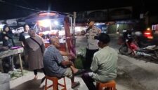 Suasana Hangat di Mandor, Polisi dan Warga Ngobrol Saat Patroli Malam