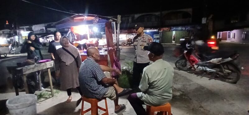 Suasana Hangat di Mandor, Polisi dan Warga Ngobrol Saat Patroli Malam