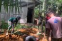 Gotong Royong Satgas TMMD Ke-128 Kodim 1204/Sanggau Bersama Warga Percepat Pembangunan MCK di Balai Dusun Semayang