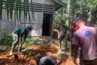 Gotong Royong Satgas TMMD Ke-128 Kodim 1204/Sanggau Bersama Warga Percepat Pembangunan MCK di Balai Dusun Semayang