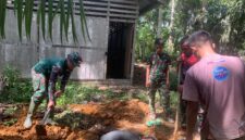 Gotong Royong Satgas TMMD Ke-128 Kodim 1204/Sanggau Bersama Warga Percepat Pembangunan MCK di Balai Dusun Semayang