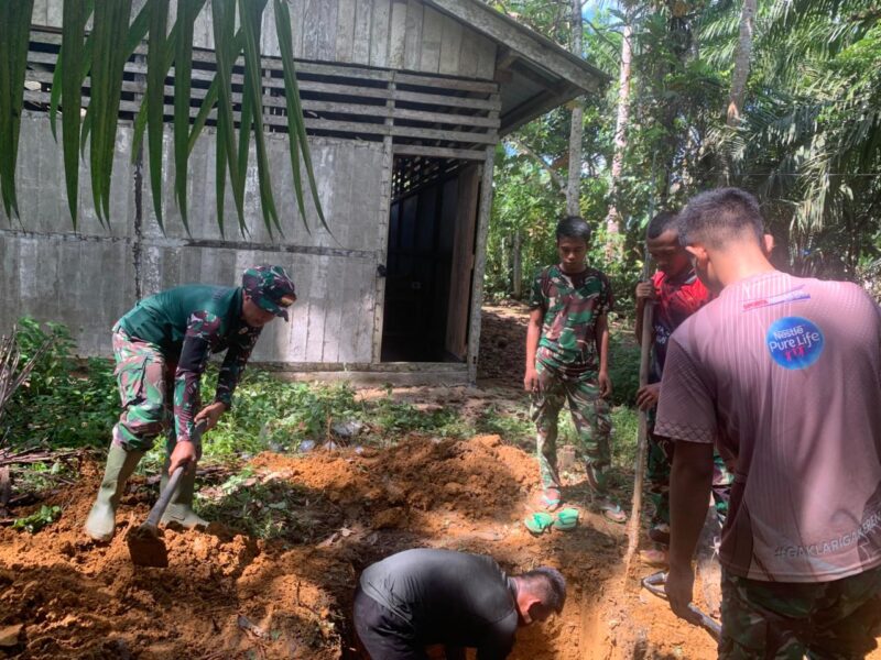 Gotong Royong Satgas TMMD Ke-128 Kodim 1204/Sanggau Bersama Warga Percepat Pembangunan MCK di Balai Dusun Semayang