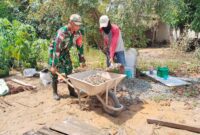 Serda Sigit Setiawan Komsos Sambil Bantu Warga Cor Halaman Rumah