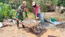 Serda Sigit Setiawan Komsos Sambil Bantu Warga Cor Halaman Rumah