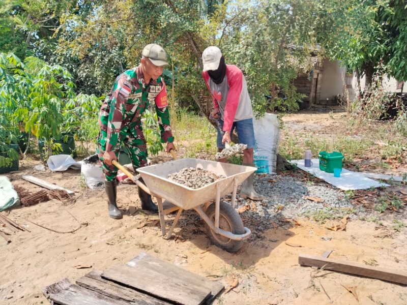 Serda Sigit Setiawan Komsos Sambil Bantu Warga Cor Halaman Rumah