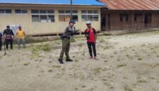 Satgas Yon Parako 466 Pasgat Bersama TNI-Polri Sosialisasikan Bahaya PEKAT kepada Pelajar di Oksibil