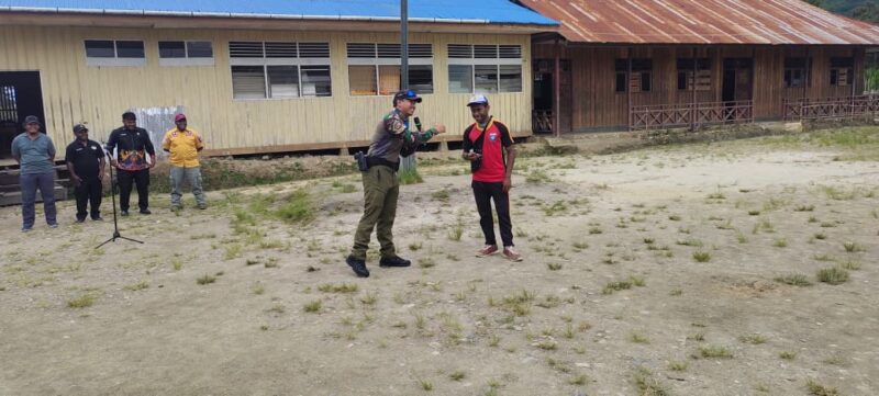 Satgas Yon Parako 466 Pasgat Bersama TNI-Polri Sosialisasikan Bahaya PEKAT kepada Pelajar di Oksibil