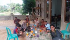 Asyik Ngopi di Teras, Warga Dapat Kunjungan Hangat dari Bhabinkamtibmas Polsek Sebangki