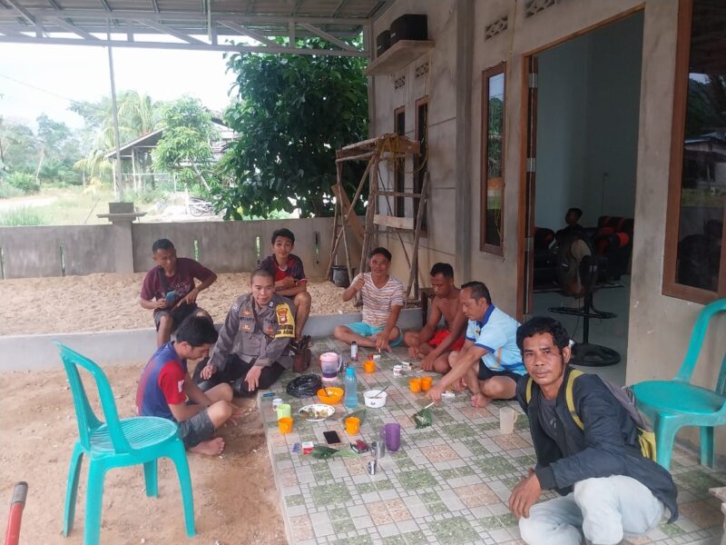 Asyik Ngopi di Teras, Warga Dapat Kunjungan Hangat dari Bhabinkamtibmas Polsek Sebangki