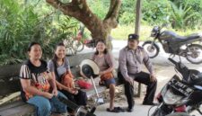 Ngobrol Asyik di Teras, Polisi Polsek Air Besar Sapa Ibu-Ibu Saat Patroli Siang