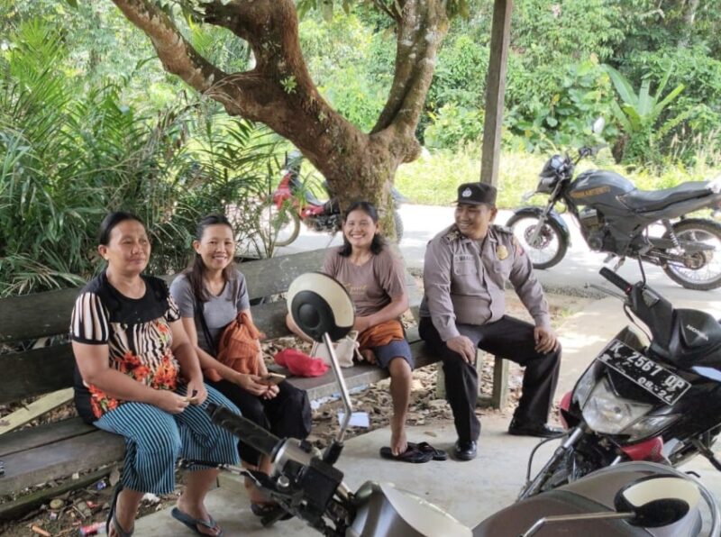 Ngobrol Asyik di Teras, Polisi Polsek Air Besar Sapa Ibu-Ibu Saat Patroli Siang