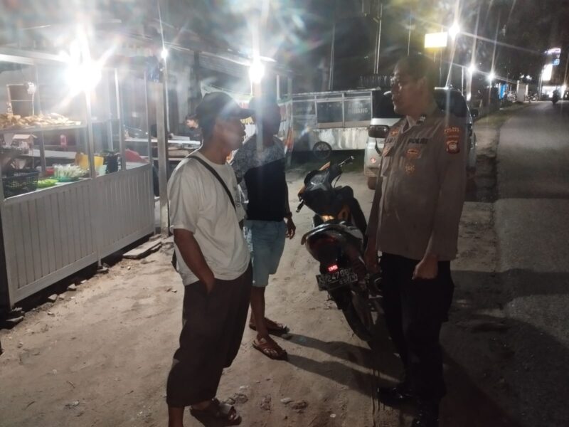 Melalui Patroli Malam, Polsek Mandor Bangun Kedekatan dengan Warga dan Sampaikan Pesan Kamtibmas