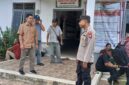 Jaga Kamtibmas, Polsek Mandor Sapa dan Edukasi Warga Saat Patroli Siang di Kantor Desa
