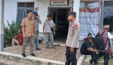 Jaga Kamtibmas, Polsek Mandor Sapa dan Edukasi Warga Saat Patroli Siang di Kantor Desa