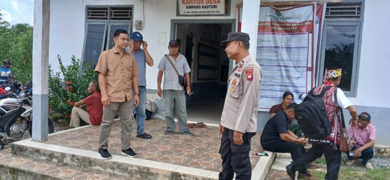 Jaga Kamtibmas, Polsek Mandor Sapa dan Edukasi Warga Saat Patroli Siang di Kantor Desa