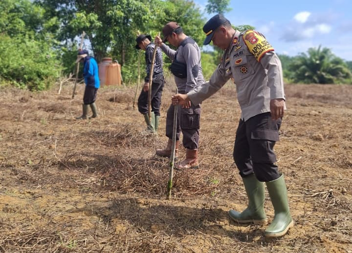 Iptu Selamet Santoso Bersama PT. Mulia Bakti Kahuripan Tanam Jagung Hibrida untuk Ketahanan Pangan