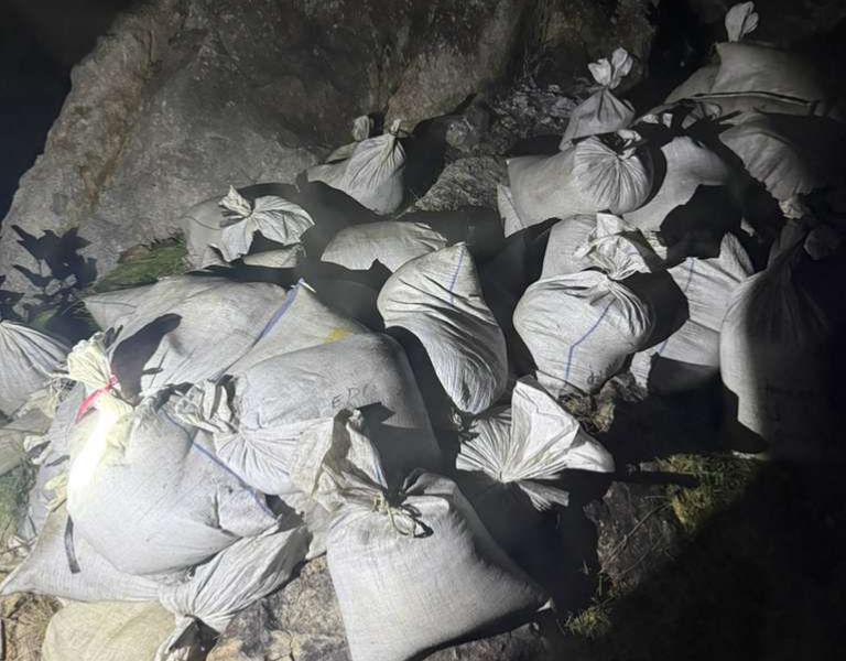 TNI AL dan Kodaeral XII Amankan 81 Karung Material Strategis di Pantai Penyusuk