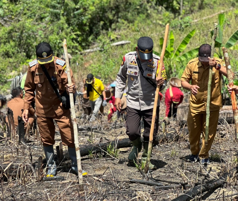 Kapolsek Iptu Selamet Santoso Dorong Ketahanan Pangan Lewat Penanaman Jagung