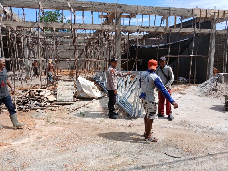 Polsek Mandor Perkuat Kedekatan dengan Warga Lewat Patroli di Lokasi Bangunan