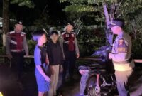 IPDA Eko Wijaya, S.H., M.Kn Pimpin Patroli Malam, Polisi Sambangi Warga Nongkrong di Landak