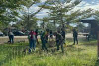 Babinsa dan Satgas Pamtas Gotong Royong Bersihkan Sampah di PLBN Sebunga