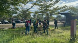 Babinsa dan Satgas Pamtas Gotong Royong Bersihkan Sampah di PLBN Sebunga