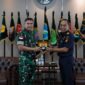 Mayjen TNI Novi Rubadi Sugito Terima Kunjungan Kepala Bea Cukai Kalbagbar