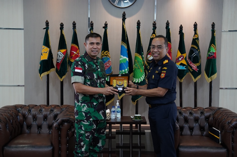 Mayjen TNI Novi Rubadi Sugito Terima Kunjungan Kepala Bea Cukai Kalbagbar