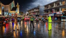Dedikasi Tanpa Henti Personel Satlantas Polres Melawi Jaga Kamseltibcarlantas di Tengah Terik dan Hujan