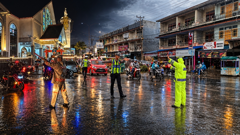 Dedikasi Tanpa Henti Personel Satlantas Polres Melawi Jaga Kamseltibcarlantas di Tengah Terik dan Hujan