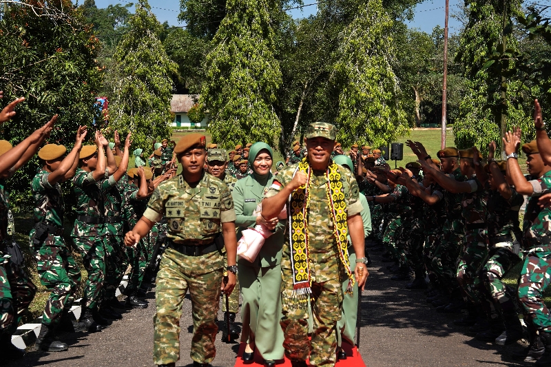 Pangdam XII/Tpr Mayjen TNI Novi Rubadi Sugito Kunjungi Yonarmed 16/TK, Tekankan Kesiapan Tempur dan Disiplin