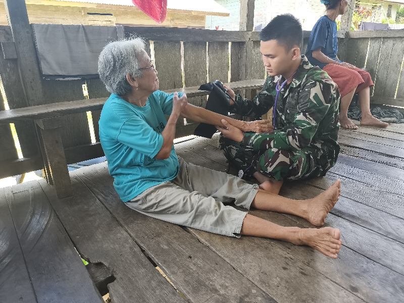 Satgas TMMD Ke-128 Kodim 1204/Sanggau Laksanakan Pemeriksaan Kesehatan Gratis untuk Warga